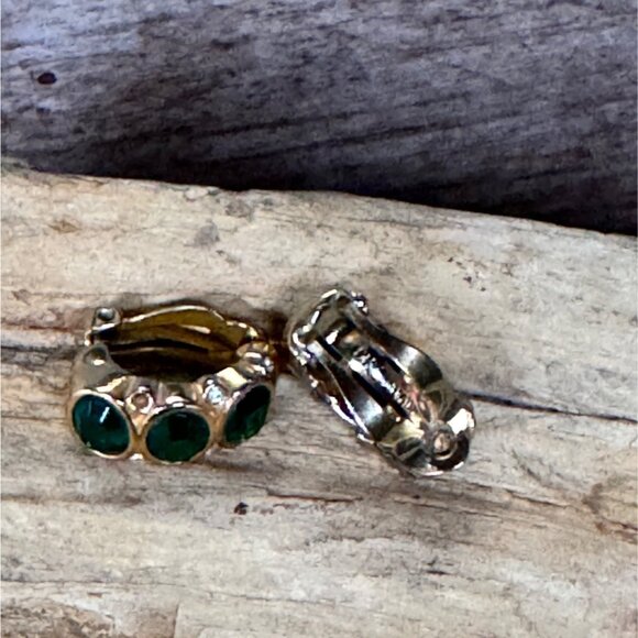 Swarovski Emerald Green Crystal Gold Tone Huggie Hoop Earrings Signed Vintage - Picture 4 of 5